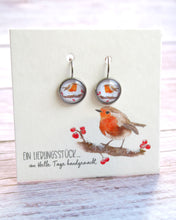 Laden Sie das Bild in den Galerie-Viewer, Ohrringe mit Rotkehlchen, leicht hängend, aus silberfarbenem Edelstahl mit Cabochon
