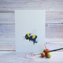 Laden Sie das Bild in den Galerie-Viewer, Kunstdruck / gedruckte Karte mit pummeliger Hummel auf feinstem Cotton-Papier