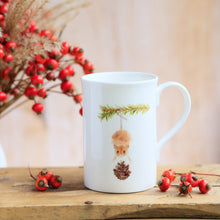 Laden Sie das Bild in den Galerie-Viewer, Porzellantasse "Freche Weihnachtsmaus"