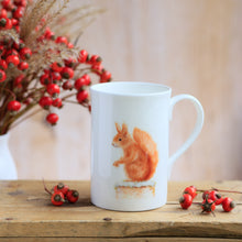 Laden Sie das Bild in den Galerie-Viewer, Porzellantasse "Eichhörnchen im Schnee"