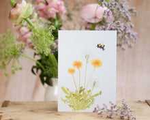 Laden Sie das Bild in den Galerie-Viewer, Kunstdruck / gedruckte Karte mit Hummel und Löwenzahn auf feinstem Cotton-Papier