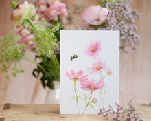 Laden Sie das Bild in den Galerie-Viewer, Kunstdruck / gedruckte Karte mit Hummel und rosa Blume auf feinstem Cotton-Papier