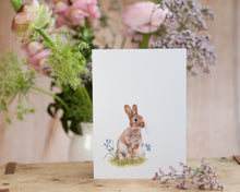Laden Sie das Bild in den Galerie-Viewer, Kunstdruck / gedruckte Karte mit puscheligem Hasen im Gras auf feinstem Cotton-Papier