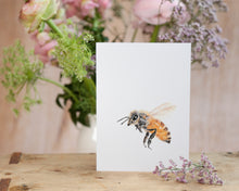 Laden Sie das Bild in den Galerie-Viewer, Kunstdruck / gedruckte Karte mit fleissiger Biene auf feinstem Cotton-Papier