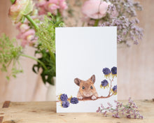 Laden Sie das Bild in den Galerie-Viewer, Kunstdruck / gedruckte Karte mit neugierger Brombeermaus auf feinstem Cotton-Papier