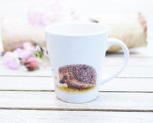 Laden Sie das Bild in den Galerie-Viewer, Konische Tasse &quot;Kleiner Igel und Hummel&quot;
