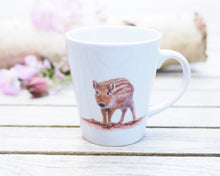 Laden Sie das Bild in den Galerie-Viewer, Konische Tasse &quot;Kleines Wildschwein&quot;
