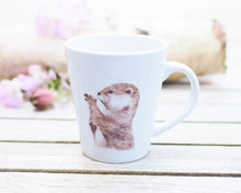 Laden Sie das Bild in den Galerie-Viewer, Konische Tasse &quot;Niedlicher Otter&quot;
