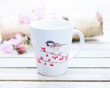 Laden Sie das Bild in den Galerie-Viewer, Konische Tasse &quot;Meise mit Beeren&quot;
