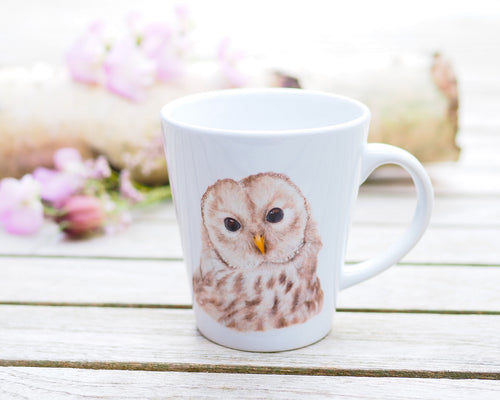 Elegante weiße Keramiktasse mit Tier- oder Blumenillustration, hochwertiger Druck, liebevoll gestaltet, Eule