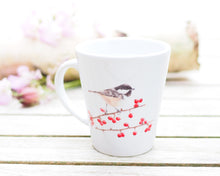 Laden Sie das Bild in den Galerie-Viewer, Konische Tasse &quot;Meise mit Beeren&quot;
