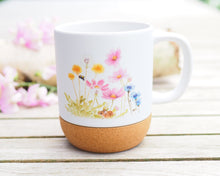 Laden Sie das Bild in den Galerie-Viewer, Große Tasse mit Korkboden &quot;Bunte Blumenwiese&quot;
