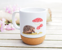 Laden Sie das Bild in den Galerie-Viewer, Große Tasse mit Korkboden &quot;Igel mit Pilzen&quot;
