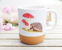 Laden Sie das Bild in den Galerie-Viewer, Große Tasse mit Korkboden &quot;Igel mit Pilzen&quot;
