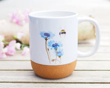 Laden Sie das Bild in den Galerie-Viewer, Große Tasse mit Korkboden &quot;Kornblume mit Hummel&quot;
