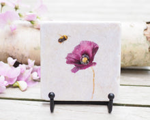 Laden Sie das Bild in den Galerie-Viewer, Steinfliese Vintage Deko &quot;Mohn mit Wildbiene&quot;
