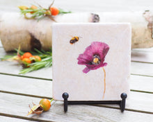 Laden Sie das Bild in den Galerie-Viewer, Steinfliese Vintage Deko &quot;Mohn mit Wildbiene&quot;
