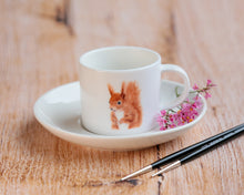 Laden Sie das Bild in den Galerie-Viewer, Espressotasse Tasse mug aus feiner Keramik &quot;Quirliges Eichhörnchen &quot;
