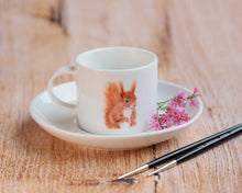 Laden Sie das Bild in den Galerie-Viewer, Espressotasse Tasse mug aus feiner Keramik &quot;Quirliges Eichhörnchen &quot;
