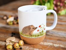 Laden Sie das Bild in den Galerie-Viewer, Grosse Tasse mit Korkboden "Igel mit Erdbeeren"
