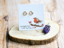 Laden Sie das Bild in den Galerie-Viewer, Kleine Stecker-Ohrringe mit feinem Rotkehlchen, aus Edelstahl / goldfarben, Geschenk, Schmuck, Helle Tage

