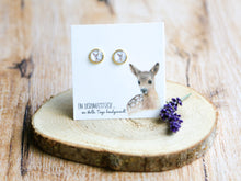 Laden Sie das Bild in den Galerie-Viewer, Kleine Stecker-Ohrringe mit süßem Rehkitz, aus Edelstahl / goldfarben, Geschenk, Schmuck, Helle Tage
