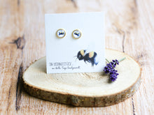 Laden Sie das Bild in den Galerie-Viewer, Kleine Stecker-Ohrringe mit pummelige Hummel, aus Edelstahl / goldfarben, Geschenk, Schmuck, Helle Tage
