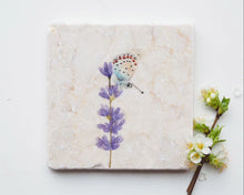 Laden Sie das Bild in den Galerie-Viewer, Steinfliese Vintage Deko &quot;Lavendel mit Schmetterling&quot;
