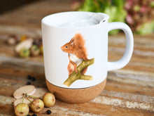 Laden Sie das Bild in den Galerie-Viewer, Grosse Tasse mit Korkboden "Neugieriges Eichhörnchen"
