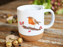 Laden Sie das Bild in den Galerie-Viewer, Große Tasse mit Korkboden "Rotkehlchen und Beeren"
