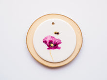 Laden Sie das Bild in den Galerie-Viewer, Anhänger aus Keramik mit Hummel und Mohn
