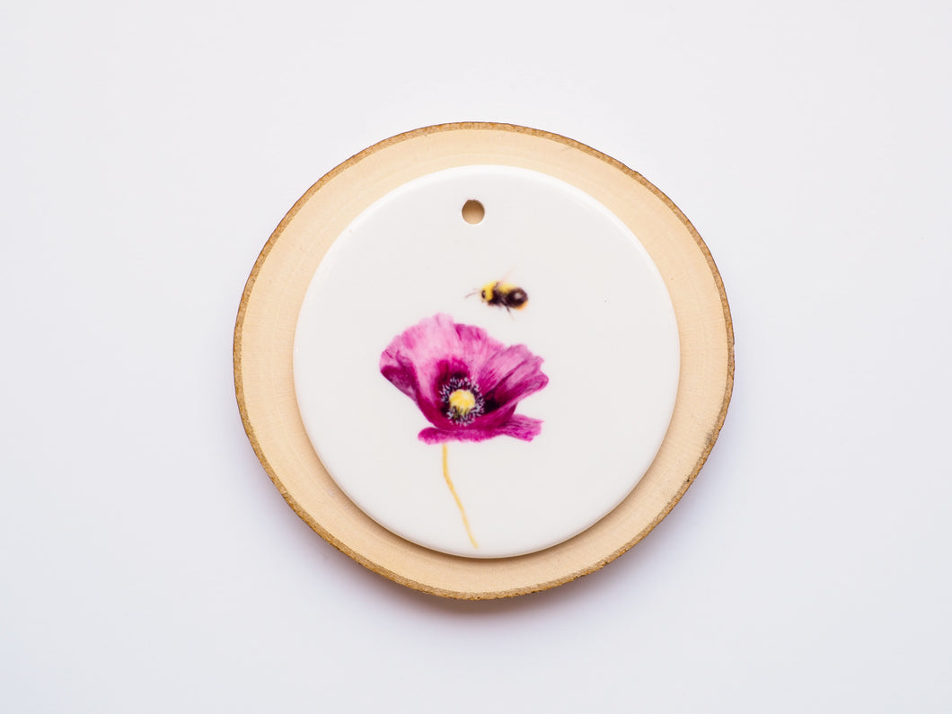 Anhänger aus Keramik mit Hummel und Mohn