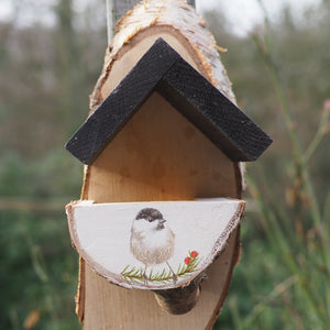 Vogelfutterhaus mit Tannenmeise, handbemalt aus Birkenholz