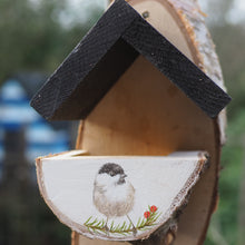 Laden Sie das Bild in den Galerie-Viewer, Vogelfutterhaus mit Tannenmeise, handbemalt aus Birkenholz
