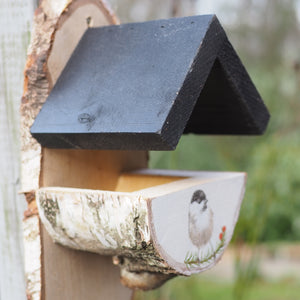Vogelfutterhaus mit Tannenmeise, handbemalt aus Birkenholz