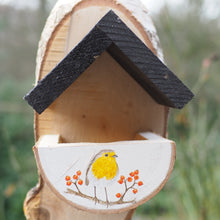 Laden Sie das Bild in den Galerie-Viewer, Vogelfutterhaus mit Rotkehlchen, handbemalt aus Birkenholz
