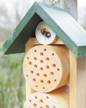 Laden Sie das Bild in den Galerie-Viewer, Bienenhotel / Insektenhaus mit handgemalter Hummel
