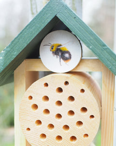 Bienenhotel / Insektenhaus mit handgemalter Hummel