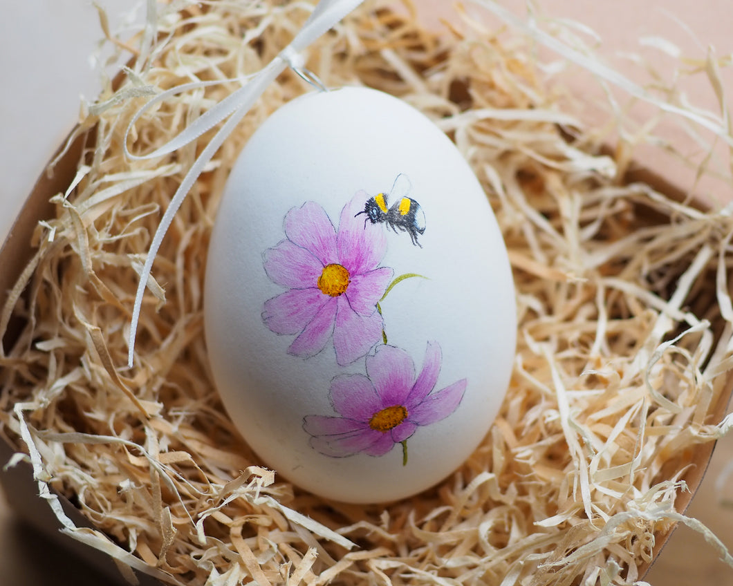 Osterei Bio-Gänseei mit Cosmea und Hummel, handbemalt