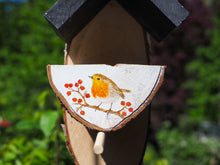 Laden Sie das Bild in den Galerie-Viewer, Vogelfutterhaus mit puscheligem Rotkehlchen, handbemalt aus Birkenholz
