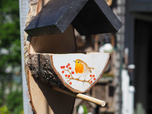 Vogelfutterhaus mit puscheligem Rotkehlchen, handbemalt aus Birkenholz