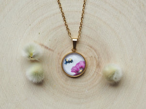 Kette mit Anhänger "Mohn mit Hummel", Edelstahlfassung, gold- oder silberfarben