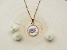 Laden Sie das Bild in den Galerie-Viewer, Kette mit Anhänger &quot;Kleiner Igel&quot;, Edelstahlfassung, gold- oder silberfarben
