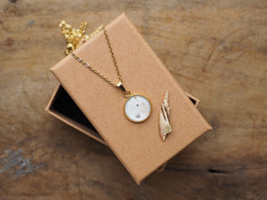 Kette mit Anhänger "Weißes Pferd", Edelstahlfassung, gold- oder silberfarben