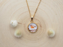 Laden Sie das Bild in den Galerie-Viewer, Kette mit Anhänger &quot;Rotkehlchen&quot;, Edelstahlfassung, gold- oder silberfarben
