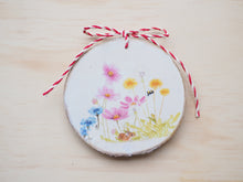Laden Sie das Bild in den Galerie-Viewer, Holzscheibe mit Blumenwiese

