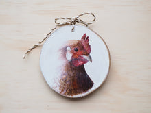 Laden Sie das Bild in den Galerie-Viewer, Holzscheibe mit feinem Huhn

