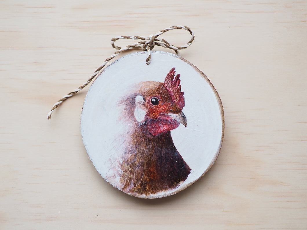 Holzscheibe mit feinem Huhn