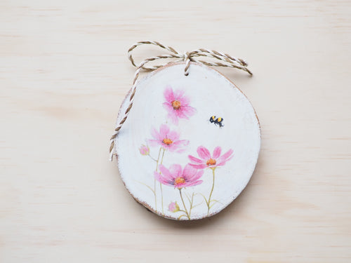 Handgefertigter Holzanhänger mit Naturmotiv, liebevoll bemalt und perfekt als kleine Aufmerksamkeit