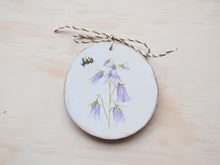 Laden Sie das Bild in den Galerie-Viewer, Holzscheibe mit Glockenblume und Hummel
